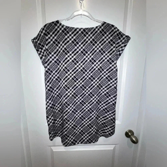 Express Black and White Short Sleeve Blouse - Picture 9 of 10